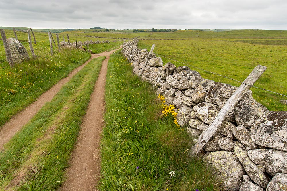 Vieux murs de pierre au long du chemin