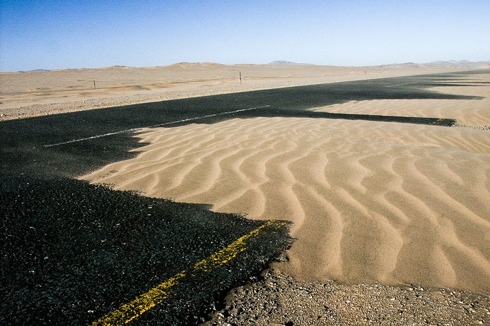 route envahie par le sable