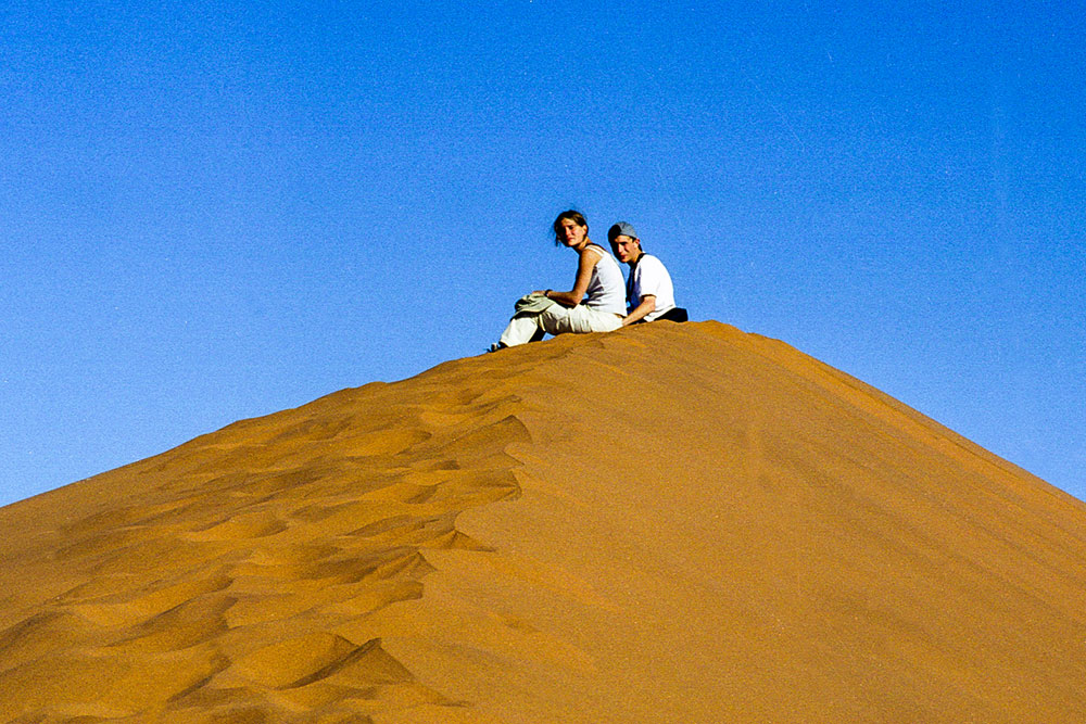 Pause au sommet d'une dune