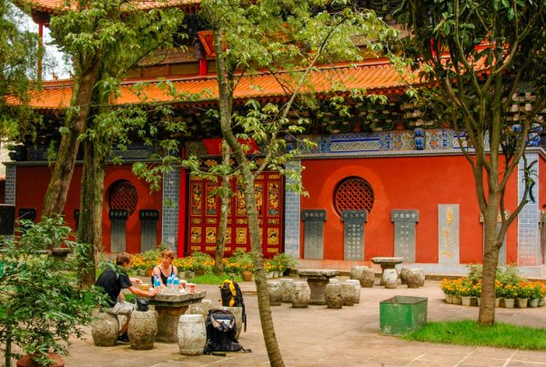 Le jardin du temple est un lieu paisible et harmonieux.