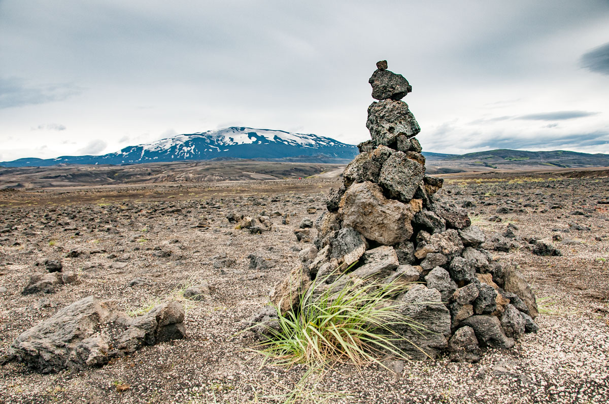 Cairn devant le volcan Hekla