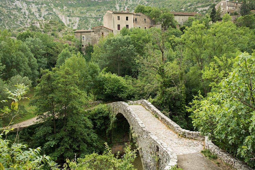 L'ancien pont à l'entrée du village